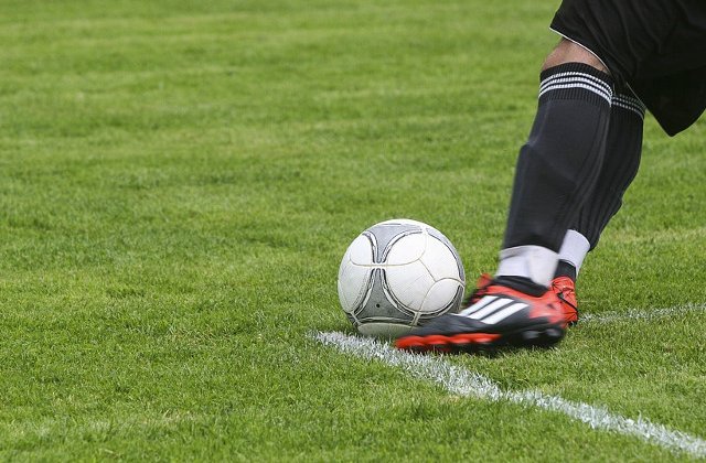 Un fotbalist s-a prefacut accidentat si a iesit cu ambulanta de pe teren pentru a nu fi arestat