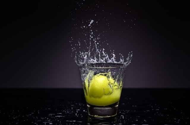 Ascunde beneficii NEBANUITE! De ce trebuie sa bei ZILNIC apa cu turmeric