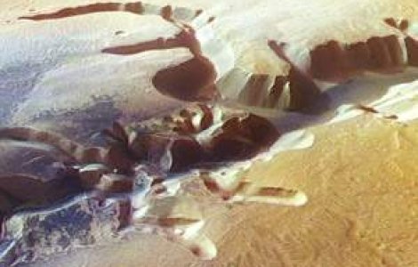 Apa a modelat relieful de pe Marte