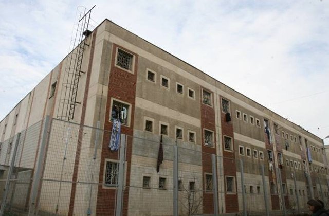 100 de angajati de la Penitenciarul Rahova protesteaza, azi, in fata inchisorii