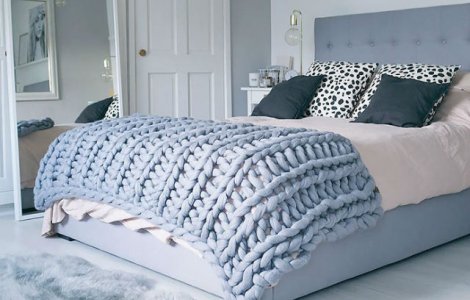 Poti croseta aceasta patura pufoasa in doar patru ore. Uite cum