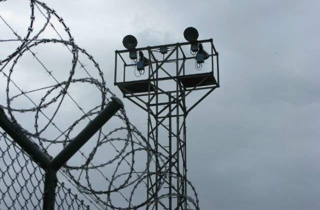 Doi detinuti de la Poarta Alba au vrut sa violeze o angajata a penitenciarului, in baie