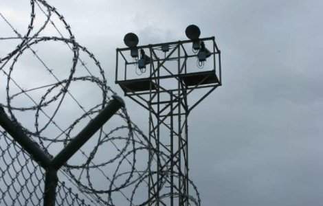 Doi detinuti de la Poarta Alba au vrut sa violeze o angajata a penitenciarului, in baie