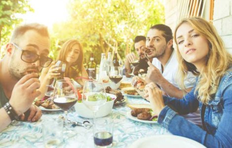 Cum mananca romanii si cat de des iau masa in oras. Te regasesti in aceste cifre?