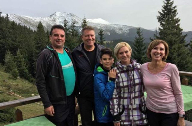 Presedintele Iohannis, cu sotia in Muntii Parang. Cuplul prezidential s-a fotografiat cu proprietarii unei cabane
