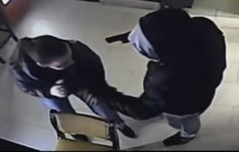  Video  Un barbat inarmat cu un pistol a amenintat o barmanita, intr-un bar din Timisoara