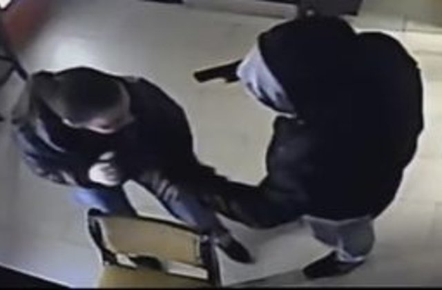 [VIDEO] Un barbat inarmat cu un pistol a amenintat o barmanita, intr-un bar din Timisoara