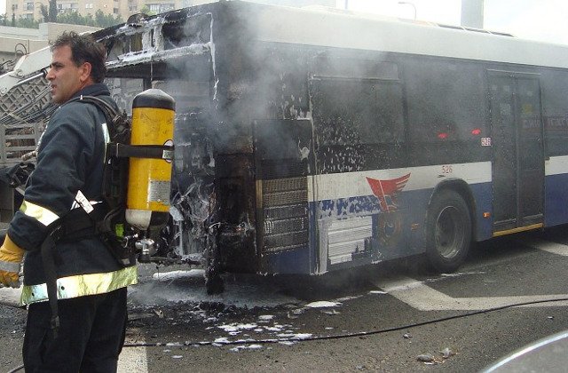 Doua autobuze pline cu oameni s-au ciocnit in viteza. Cel putin 30 de persoane si-au pierdut viata