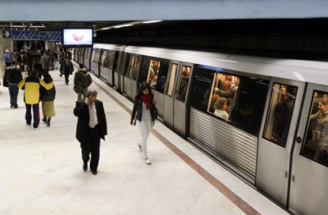 Circulatia metroului a fost oprita marti dimineata deoarece trei femei au lesinat si a fost nevoie de interventia echipajelor SMURD