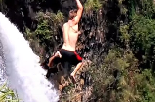 [VIDEO] Prostie dusa la extrem! A lesinat dupa ce a sarit de la 50 de metri in cascada