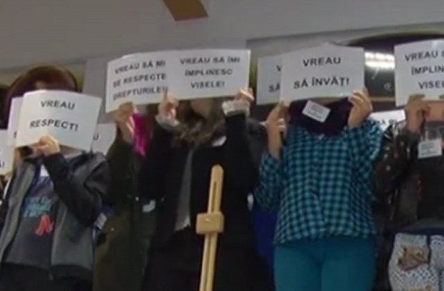 [VIDEO] Situatie fara precedent la o scoala din Pitesti. O clasa de elevi refuza sa intre la ore din cauza unui coleg cu ADHD