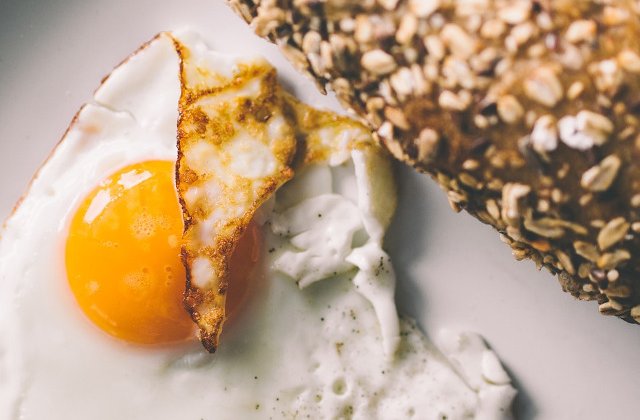 Top 5 greseli FRECVENTE pe care le faci atunci cand prepari oua ochiuri