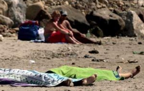 Imagini socante: Mai multi italieni fac plaja langa trupurile a doua fetite rome inecate