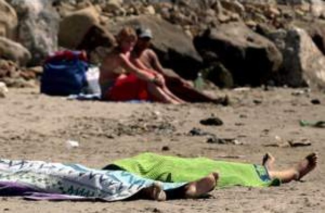 Imagini socante: Mai multi italieni fac plaja langa trupurile a doua fetite rome inecate