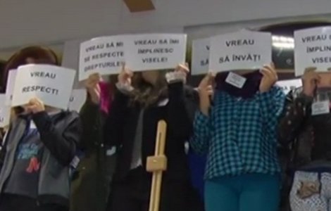 Elevul ai c&#259;rui colegi nu mai vor s&#259; intre la ore, scutit me