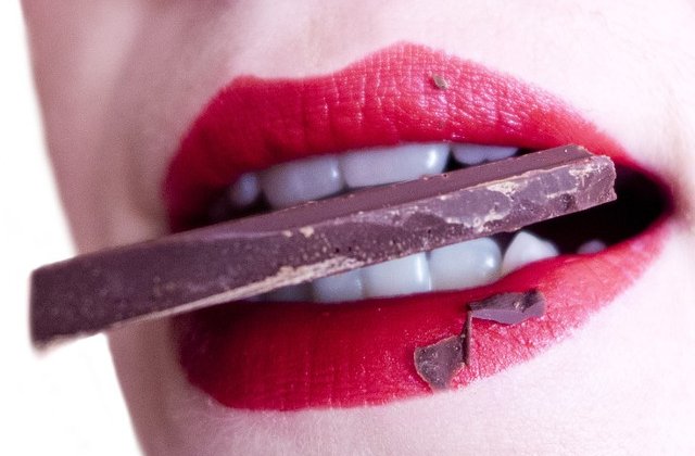 Ce se intampla in organism daca mananci ZILNIC doar un cub de ciocolata neagra