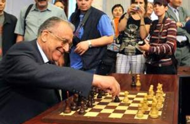 Iliescu: Orban este un fraier