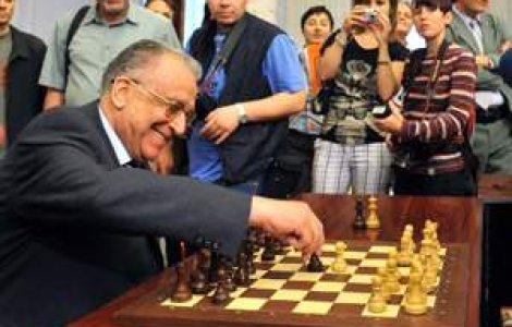 Iliescu: Orban este un fraier