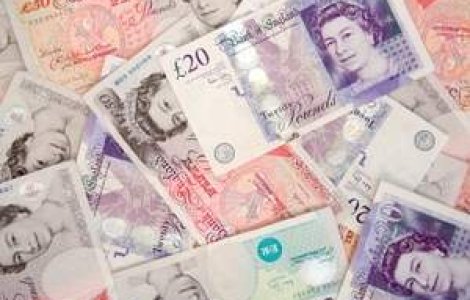 Bebelus de noua luni se scalda intr-un milion de lire