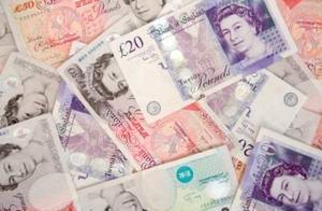 Bebelus de noua luni se scalda intr-un milion de lire