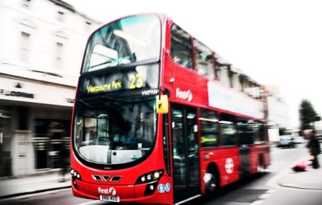 Londra: Zeci de raniti, dupa ce autobuz s-a izbit de un pod