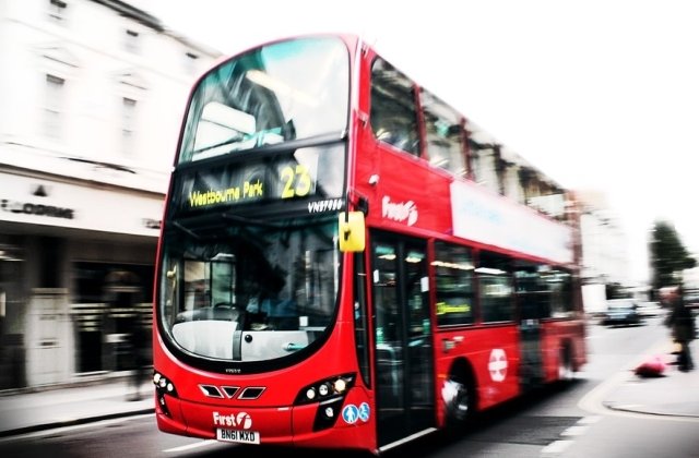 Un autobuz supraetajat s-a izbit de un pod din Londra! Autoritatile britanice au anuntat zeci de raniti