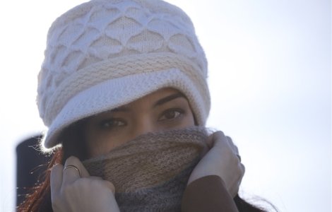 Renunta la acest gest simplu! Ce boli poti lua daca porti fular