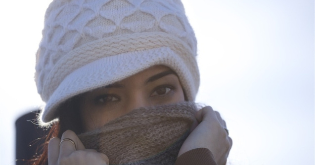 Renunta la acest gest simplu! Ce boli poti lua daca porti fular