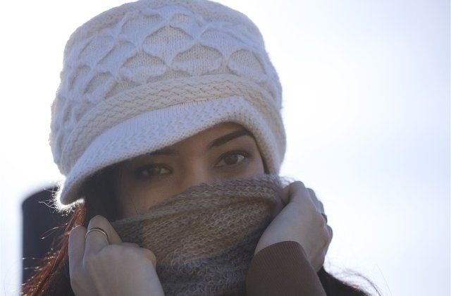 Renunta la acest gest simplu! Ce boli poti lua daca porti fular