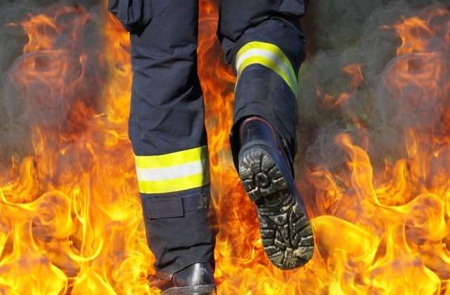 Incendiu puternic intr-un bloc de locuinte sociale. 80 de persoane, evacuate