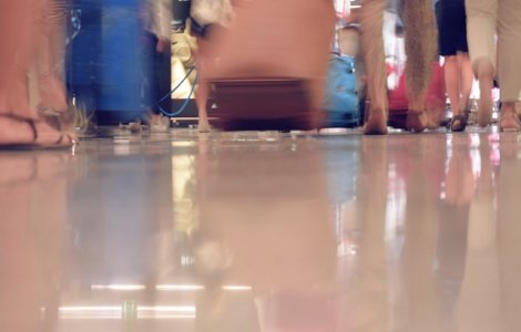  Video  O femeie, lovita cu o tableta peste fata, intr-un aeroport