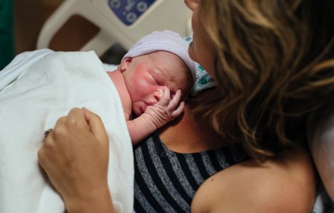 SUA: O fetita s-a nascut de doua ori