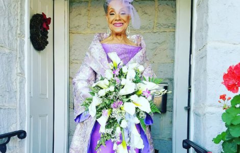 O femeie de 86 ani s-a maritat intr-o rochie creatie proprie