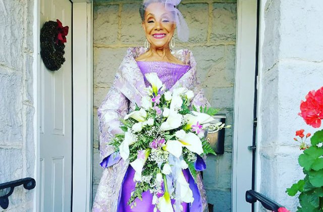 [FOTO] O femeie de 86 ani s-a maritat intr-o rochie creatie proprie