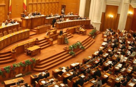 Camera Deputatilor: Institutiile publice care incaseaza impozite, taxe, amenzi, obligate sa accepte si plata cu cardul