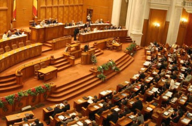 Camera Deputatilor: Institutiile publice care incaseaza impozite, taxe, amenzi, obligate sa accepte si plata cu cardul