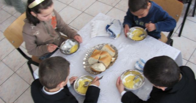 Guvernul lanseaza un program pilot pentru mese calde in scoli