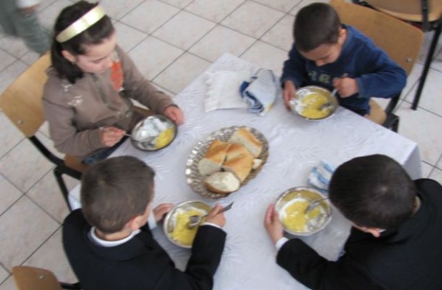 Guvernul lanseaza un program pilot pentru mese calde in scoli