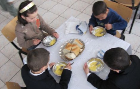 Guvernul lanseaza un program pilot pentru mese calde in scoli