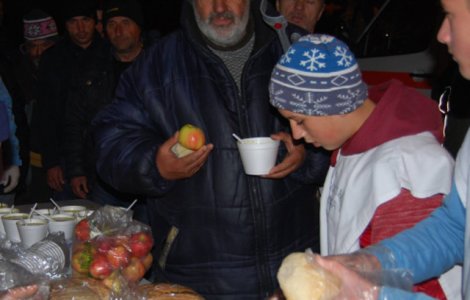 Oamenii strazii vor primi o masa calda si asistenta medicala de la studenti