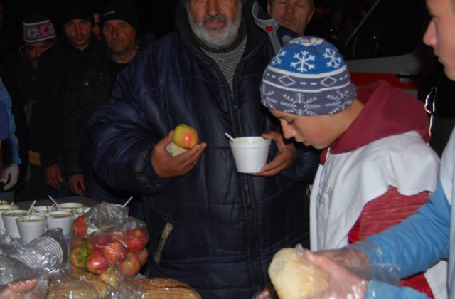 Oamenii strazii vor primi o masa calda si asistenta medicala de la studenti