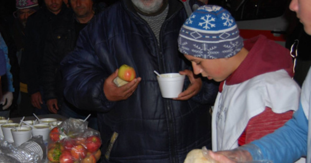 Oamenii strazii vor primi o masa calda si asistenta medicala de la studenti
