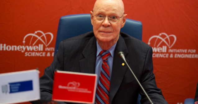 Laureatul Nobel care a consacrat teoria Big Bang vine in Romania