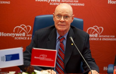 Laureatul Nobel care a consacrat teoria Big Bang vine in Romania