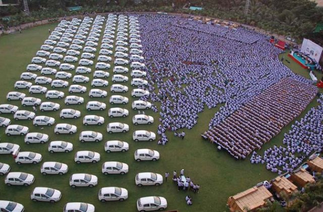 India: Un patron da bonus angajatilor 1.260 de masini, 400 de apartamente si bijuterii