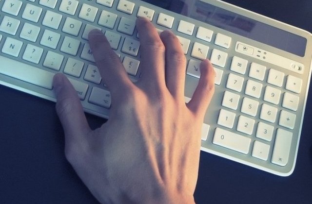 Tanar din judetul Vrancea, amendat pentru postarile de pe Facebook