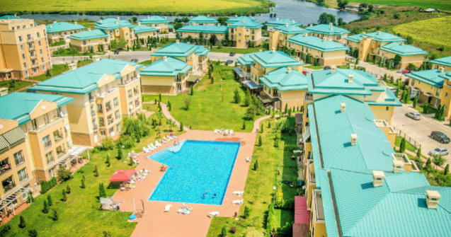 Cosmopolis va avea propriul strip mall