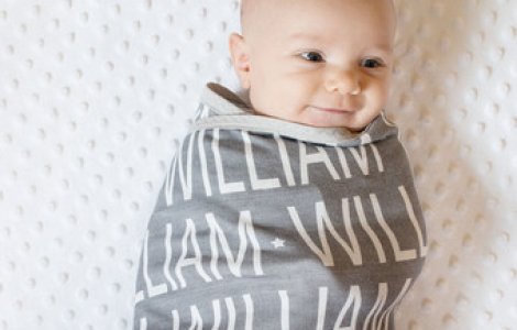 Bebelus de o luna, descoperit ascuns intr-o patura de catre parintii acestuia, care voiau sa-l scoata ilegal din tara