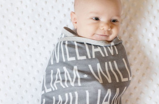 Bebelus de o luna, descoperit ascuns intr-o patura de catre parintii acestuia, care voiau sa-l scoata ilegal din tara