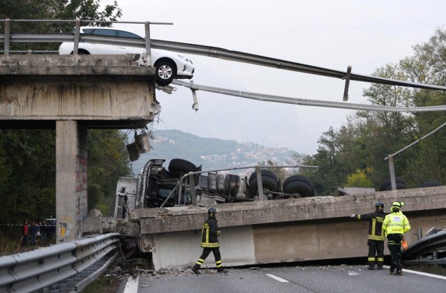 Polemica in Italia, dupa ce un pod a cazut peste o autostrada, omorand un om si ranind alti cinci